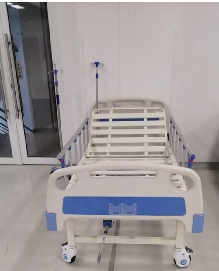 Single Crank Manual ABS Hospital Bed With Castors 2